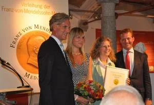 Eric Schweitzer博士(IHK-Präsident)和Stephan Schwarz (Handwerkskammer-Präsident) gratulieren Alexandra Knauer和Julia Nickel zum CSR Sonderpreis